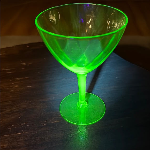Uranium Green Geometric Coupe Glass uranium - Picture 2 of 11